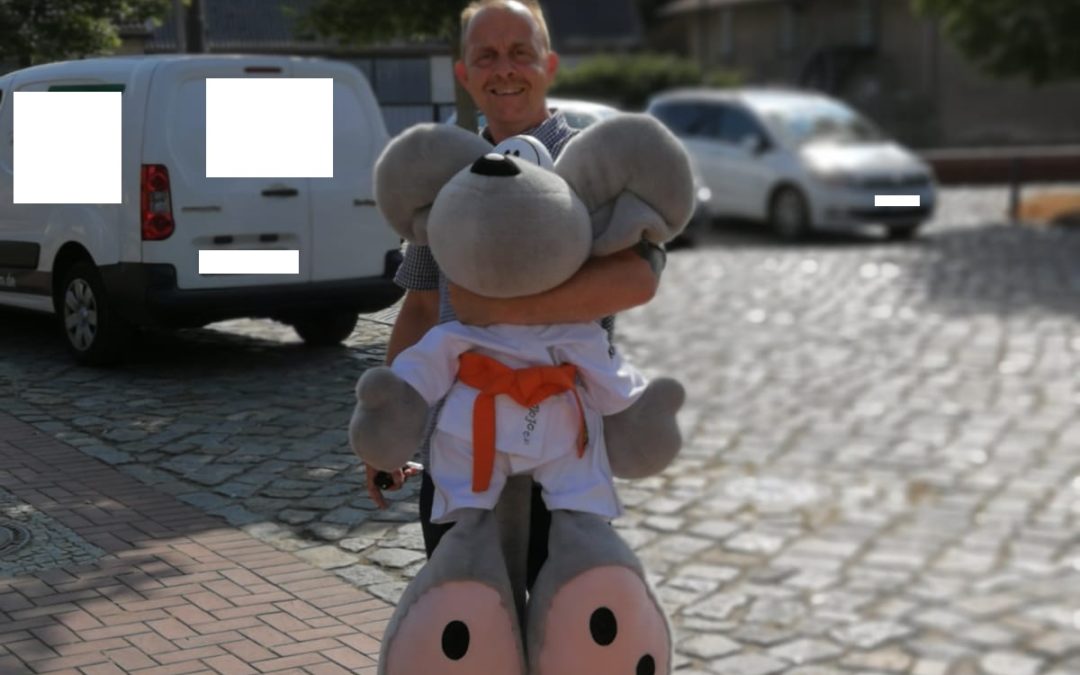 Maskottchen im tollen Karateanzug